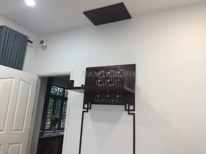 Mẫu bàn thờ chung cư hiện đại màu nâu trầm với đường nét hoa văn tinh tế, nhỏ gọn.