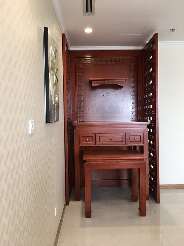 Mẫu bàn thờ đẹp cho nhà chung cư thêm phần sang trọng và giúp tiết kiệm diện tích không gian căn phòng.