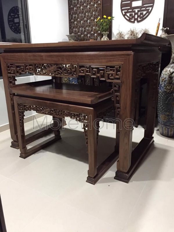 Hình ảnh bàn thờ tủ thờ gỗ óc chó cao cấp do Morehome sản xuất được vận chuyển bàn giao hoàn thiện cho khách hàng